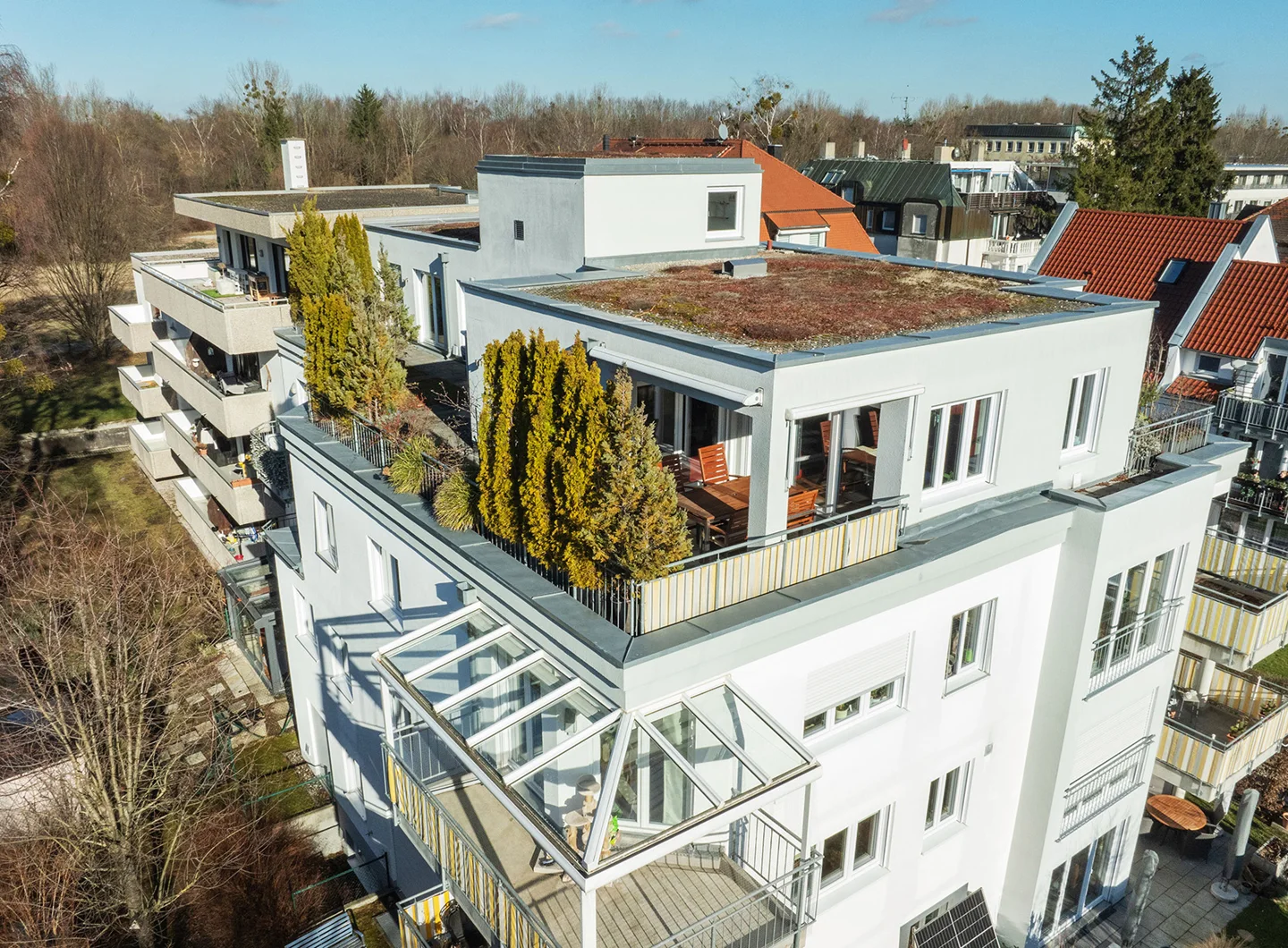 Über den Dächern von Moosach: 138 m² neuwertige Penthousewohnung mit zwei Terrassen, Aufzug und Weitblick