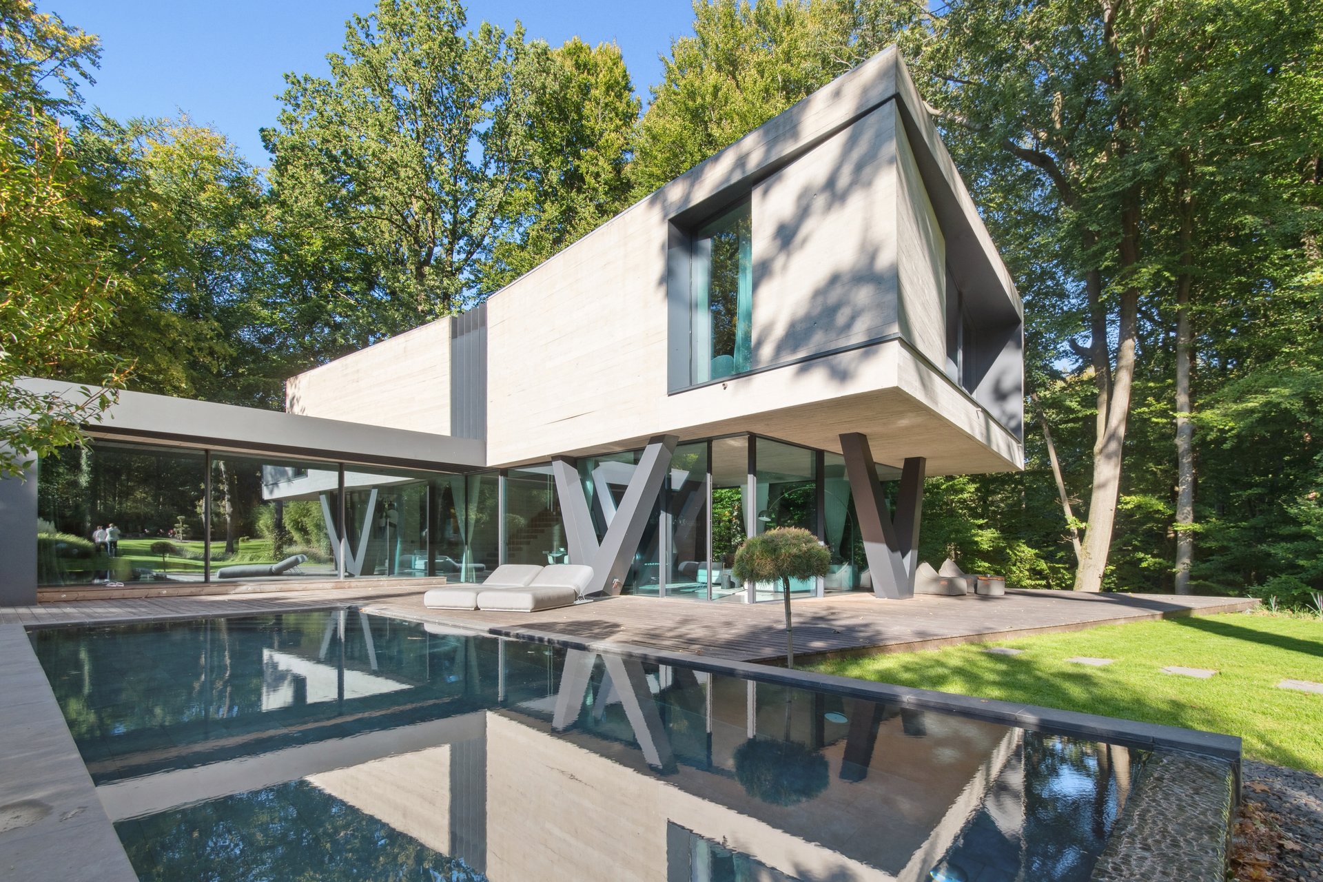 Designvilla – eingebettet in eine exklusive Natur-Enklave!