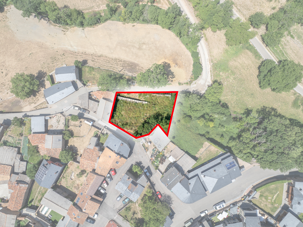 Plot to build three houses in the Cerdanya Era