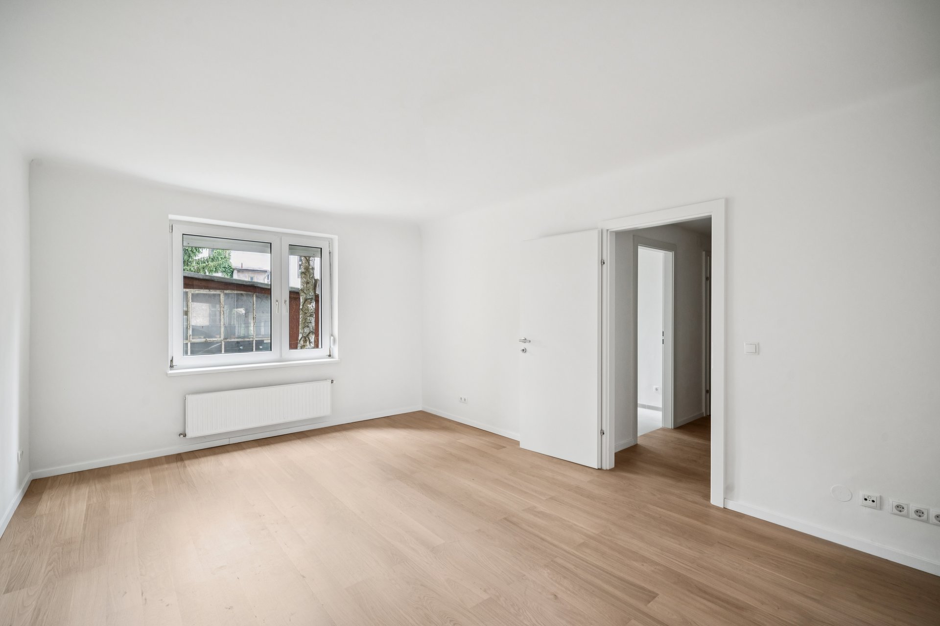 Exclusive city living in Vienna-Floridsdorf: stylish, modernized in 2025, 2-room apartment with a quiet layout, fine floors and a basement storage unit near Danube Island & city transport links