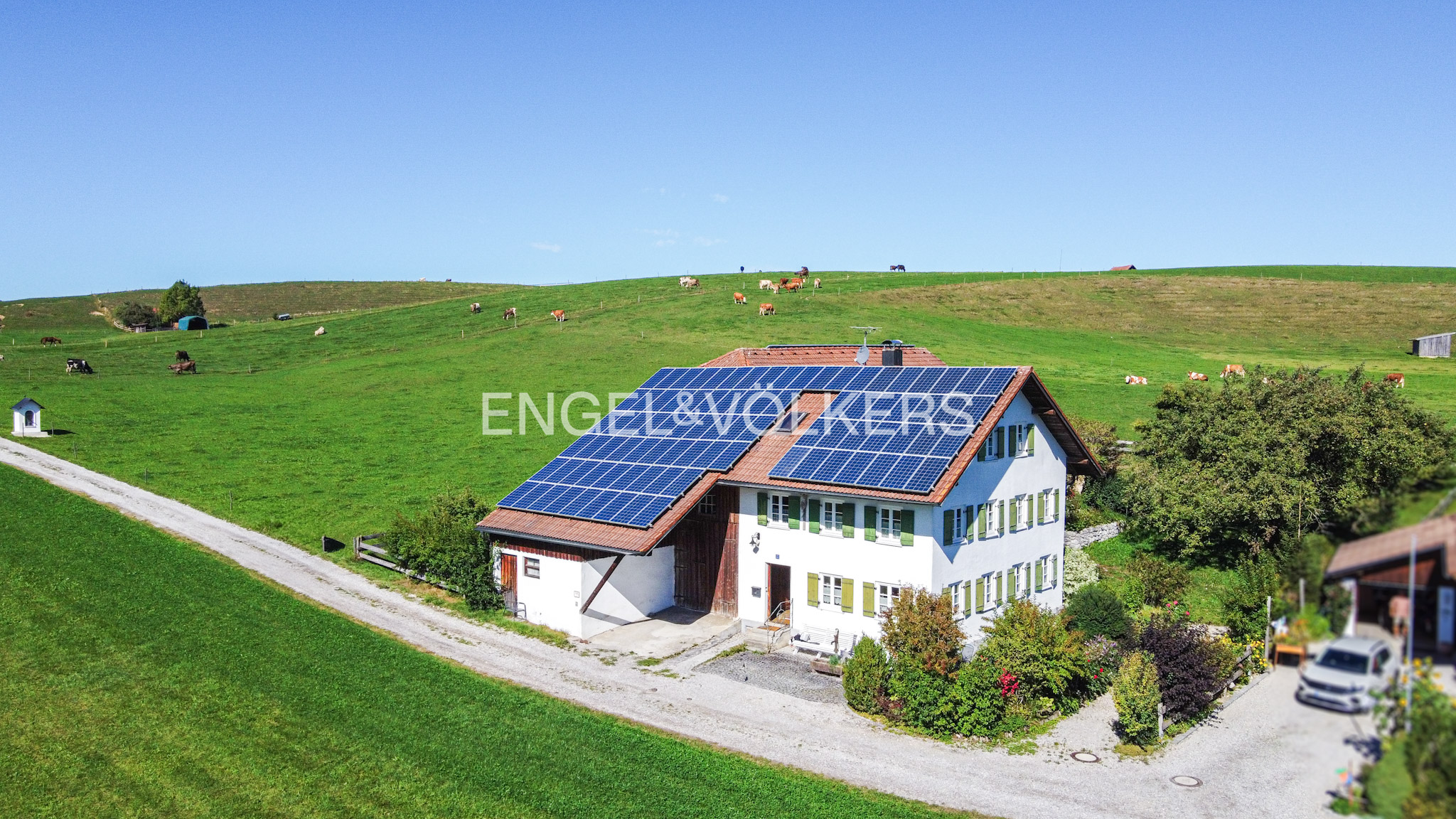 Historisches Bauernhaus mit Tenne und Stall in unverbaubarer Alpenpanoramalage im Allgäu [KI-modifiziert]