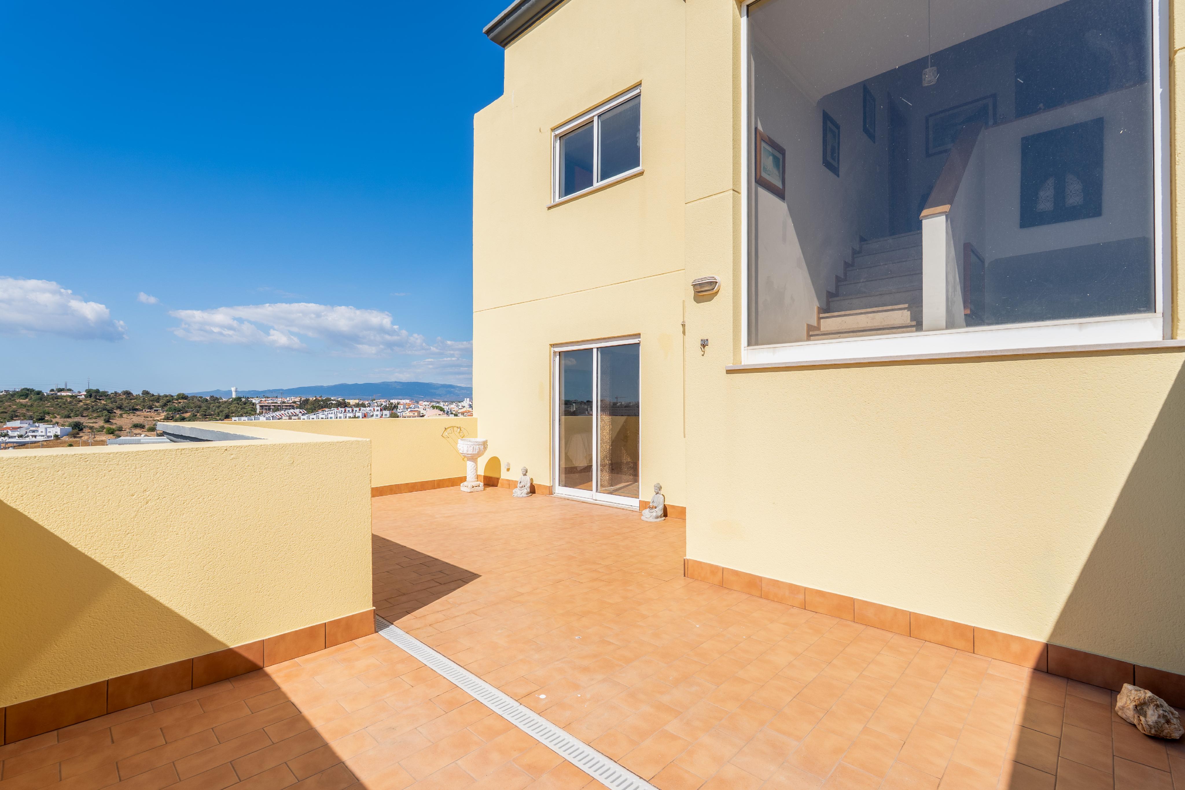 Spacious T4 Duplex with Terrace, Pool, and Garage - Portimão