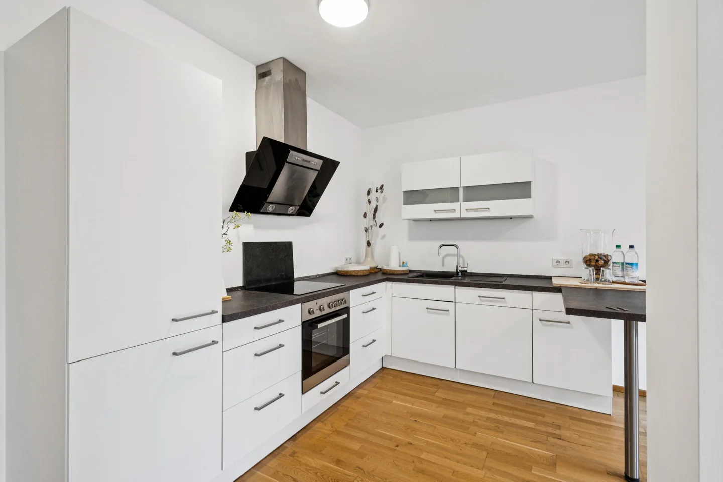 Moderne Erdgeschosswohnung mit 3-ZKB, Terrasse und Stellplatz in zentraler Stadtlage! - Foto 4