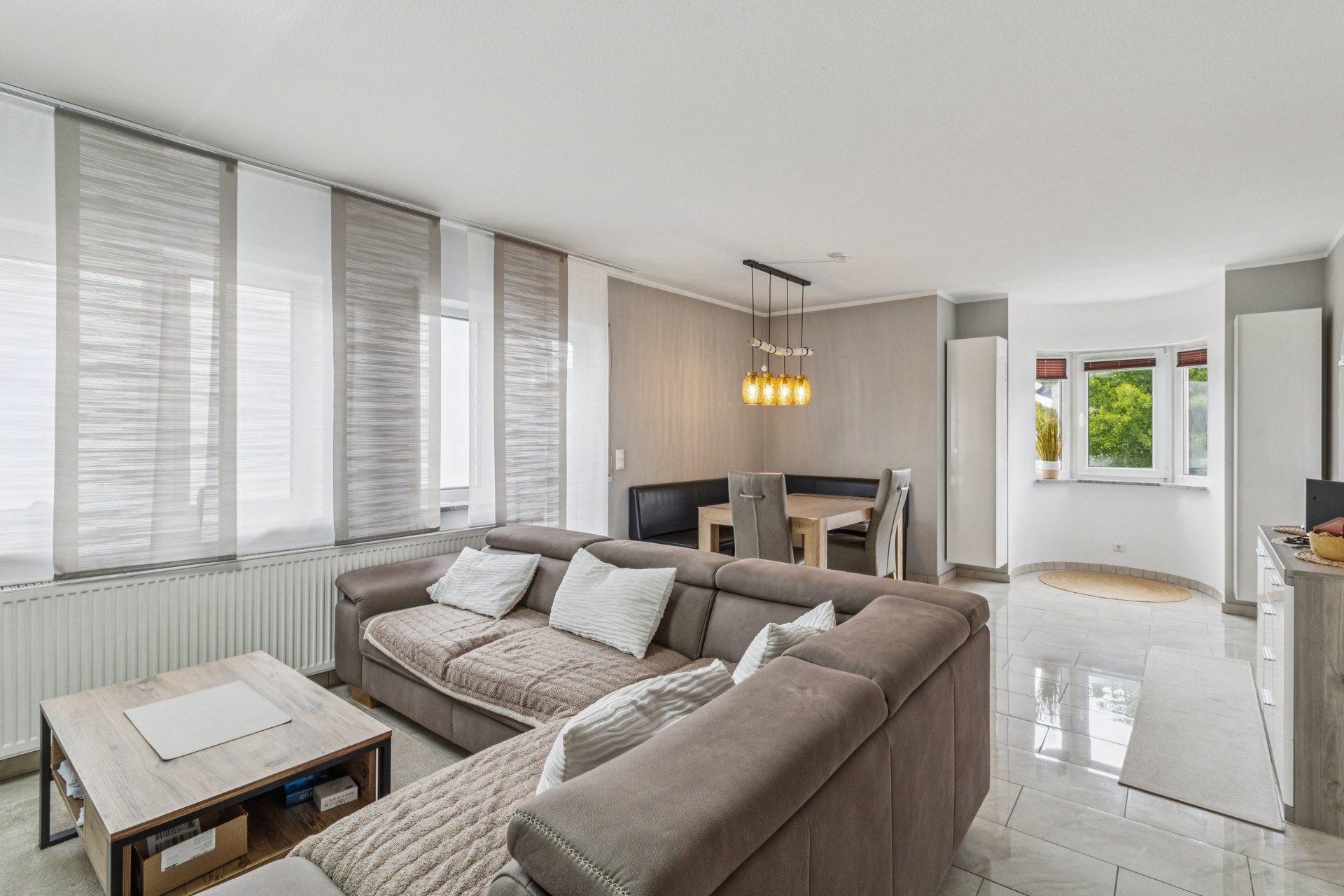 Exclusive living in Offenbach-Rumpenheim: well-kept 3-room apartment with south-facing balcony, green view, garden share & underground parking
