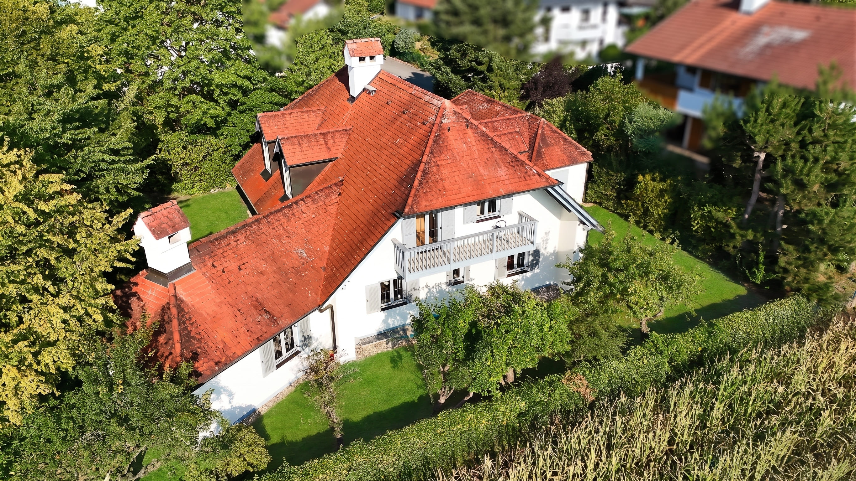 Exklusives Architektenhaus in erster Reihe zur Natur – mit Blick auf die Silhouette der Stadt