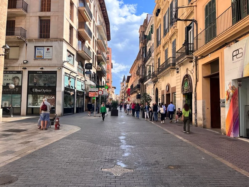 Local Comercial con gran escaparate al lado de plaza España