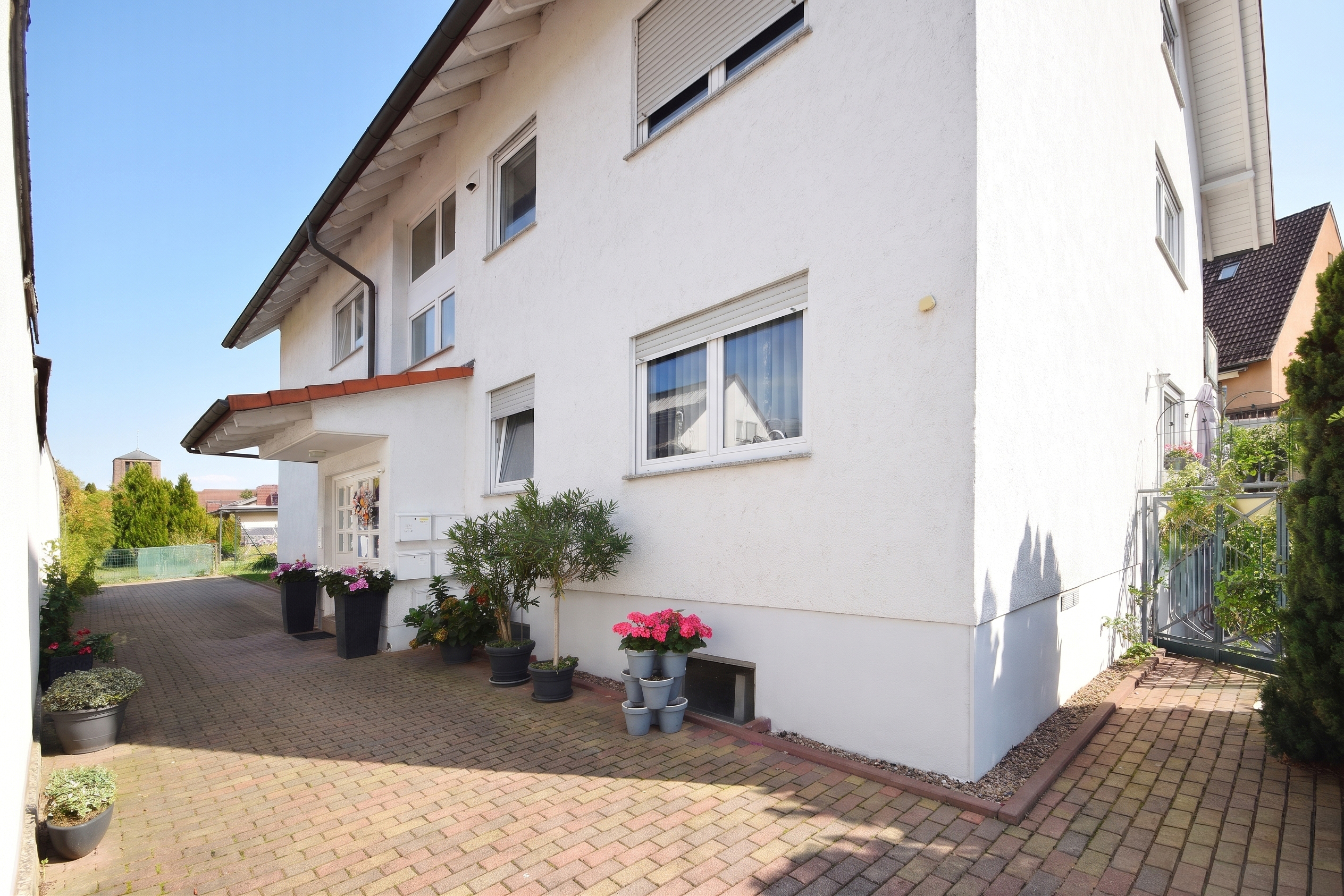 Helle 3-Zimmer-Maisonette mit Balkon und zwei Tiefgaragenstellplätzen – kurzfristig bezugsfrei!