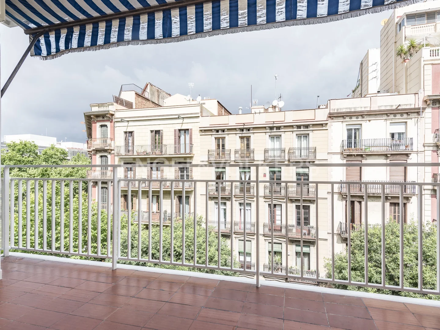 Fully refurbished apartment with a big balcony in Eixample