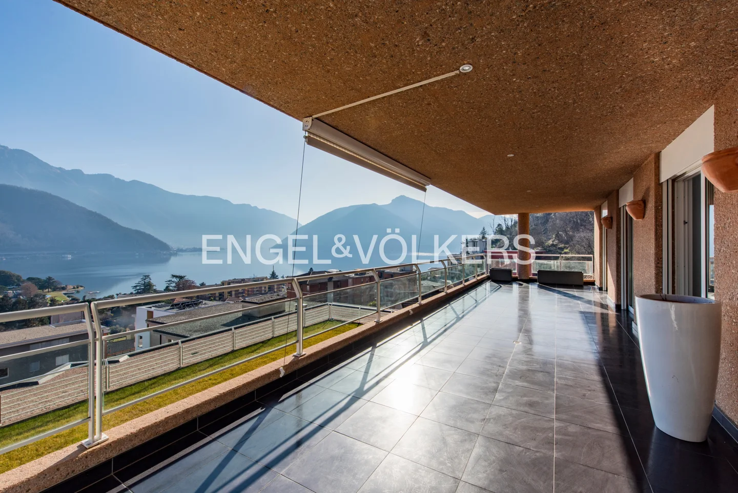 Exclusive apartment with terrace and lake view