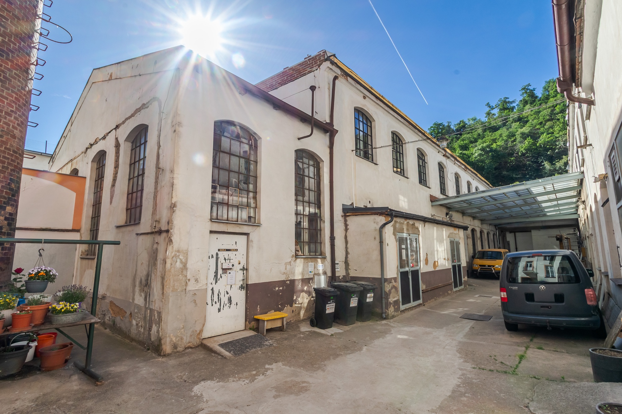 Rental of an authentic industrial space