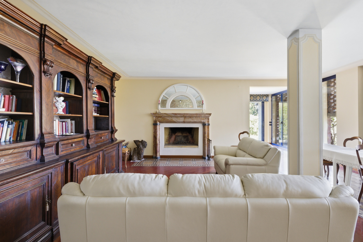 Elegant duplex apartment with garden and pool