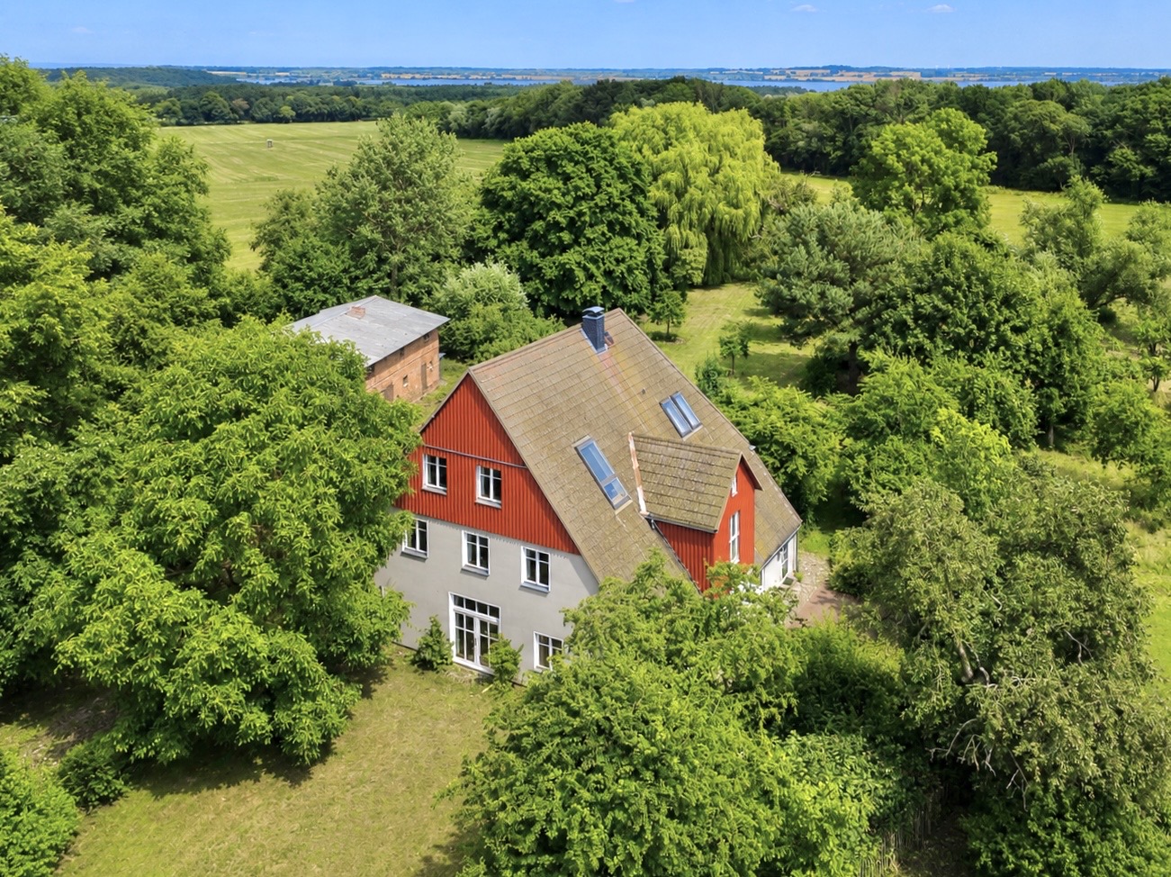 Historisches Bauernhaus                                                       Liebevoll saniert mit drei Wohneinheiten & 3 Hektar Land