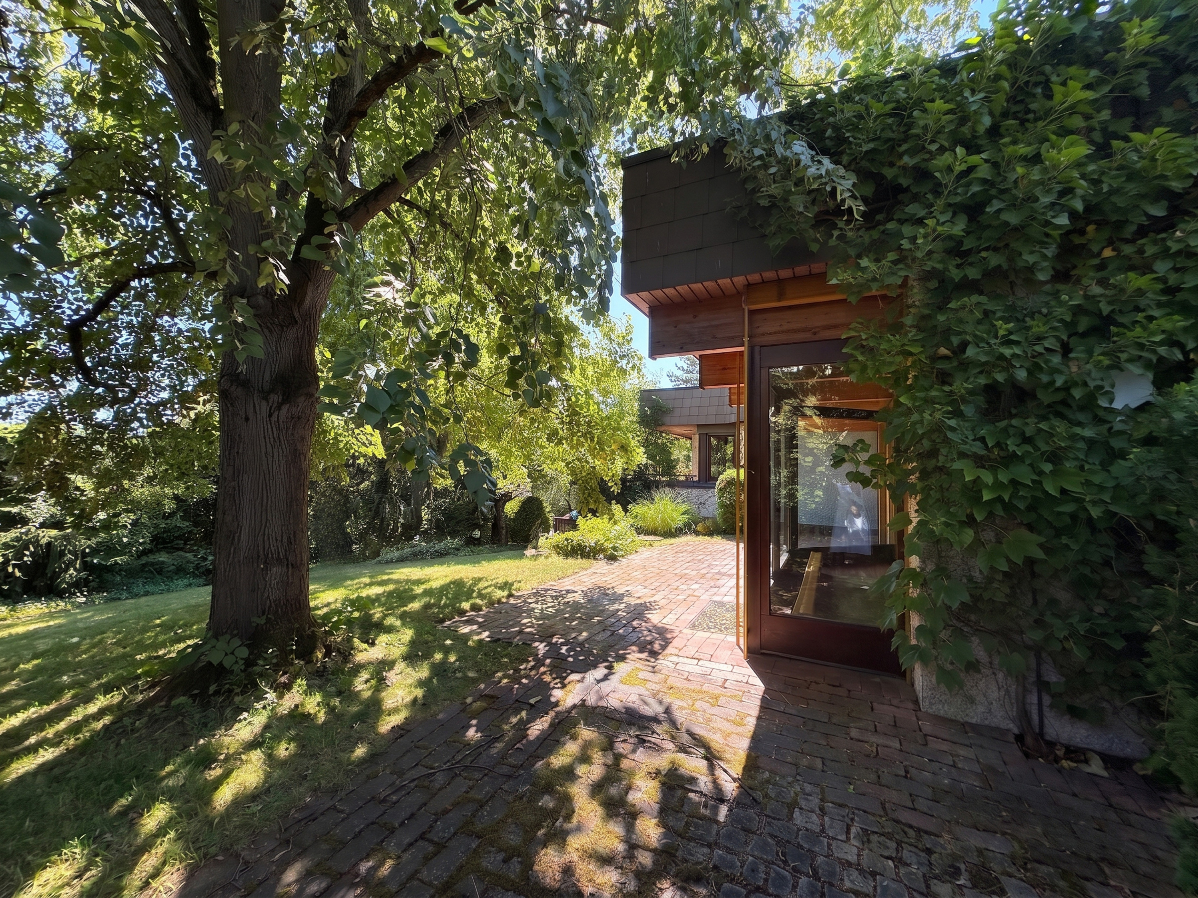 Großzügiges Einfamilienhaus mit Einliegerwohnung und traumhaftem Garten!