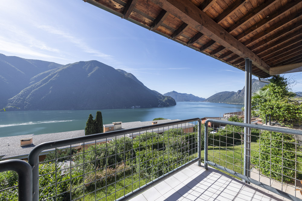 Semi-detached house with lake view in a residential area
