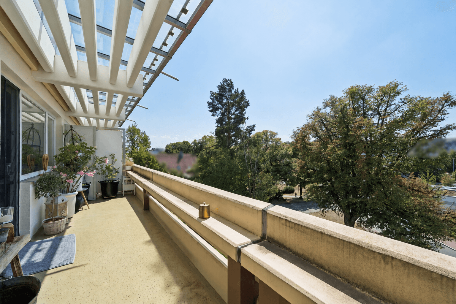 Zentral: Helle 2-Zimmer-Wohnung mit großzügiger Loggia, Schwimmbad, Sauna, Tiefgaragenstellplatz [KI-modifiziert]