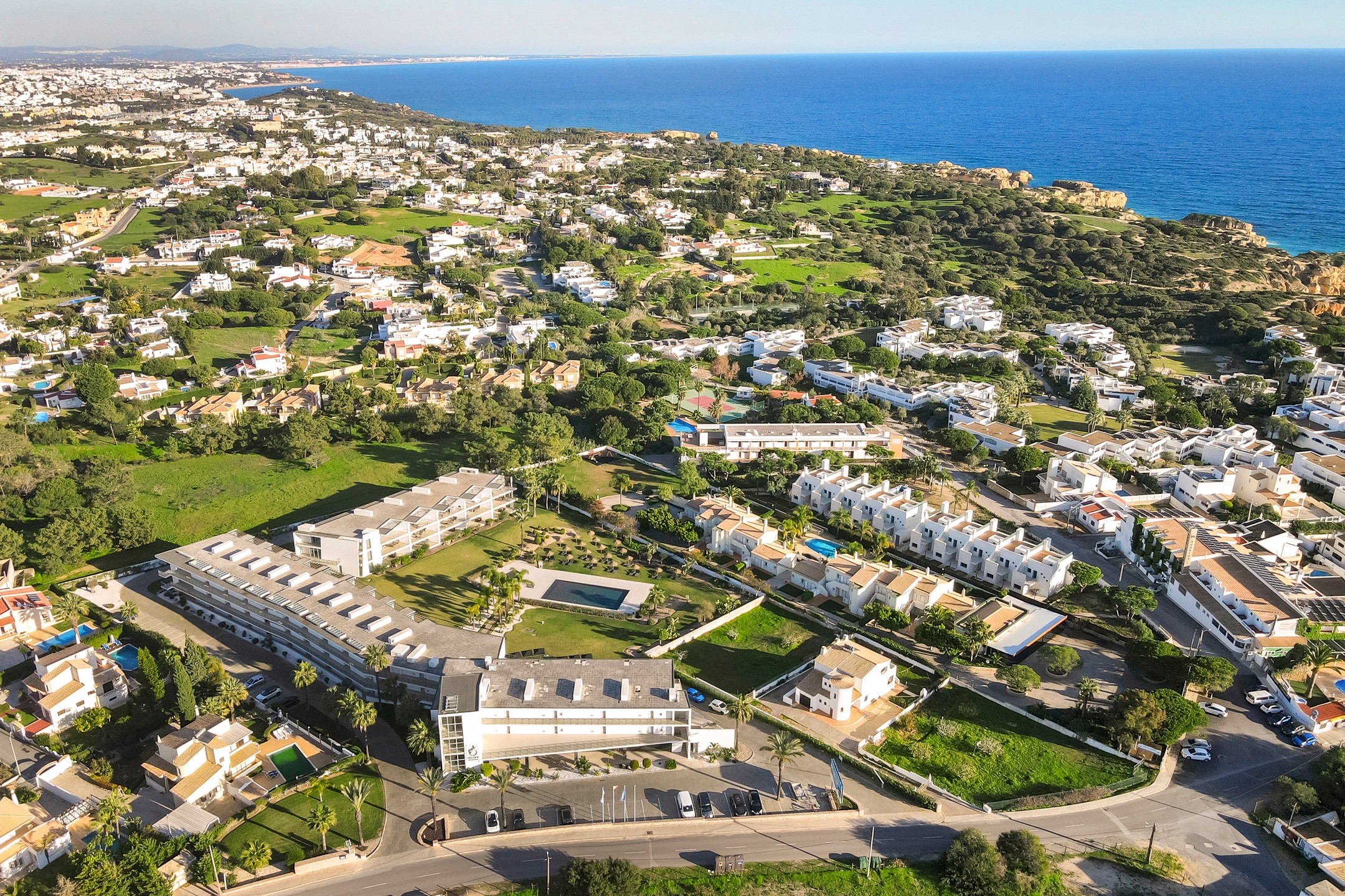 Top-floor apartment with sea view, 600m to the beach