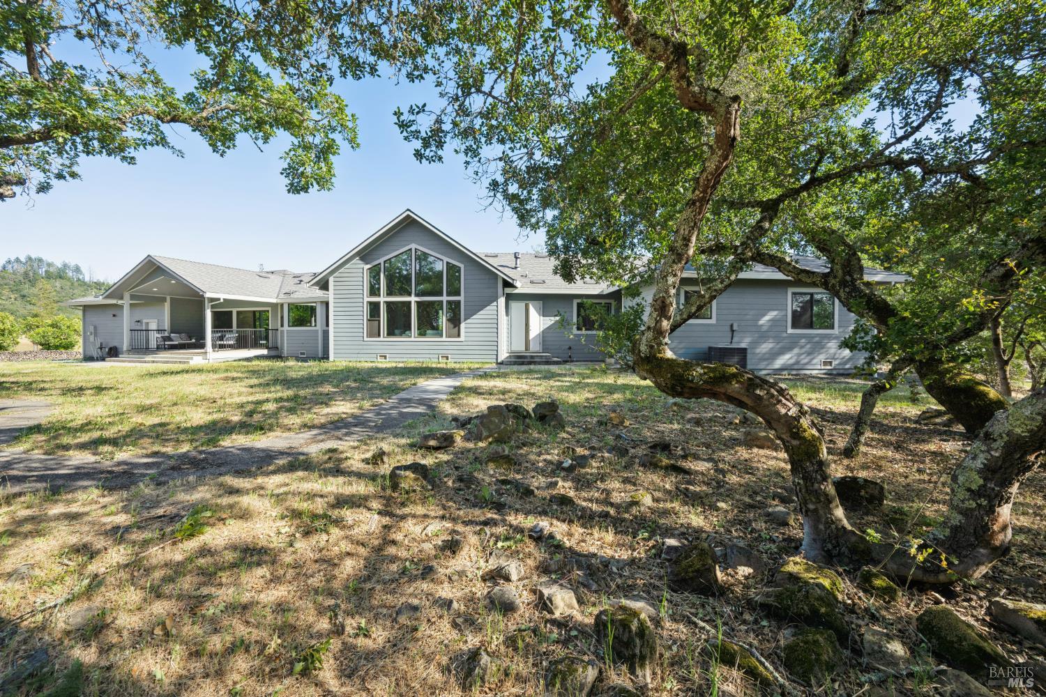 A Foothill Retreat Beneath the Oaks