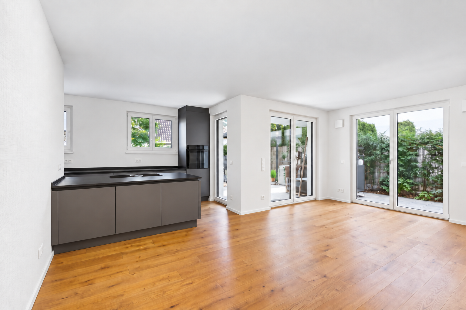 Urban wohnen, im Grünen aufleben – moderne Erdgeschosswohnung mit Garten [KI-modifiziert]