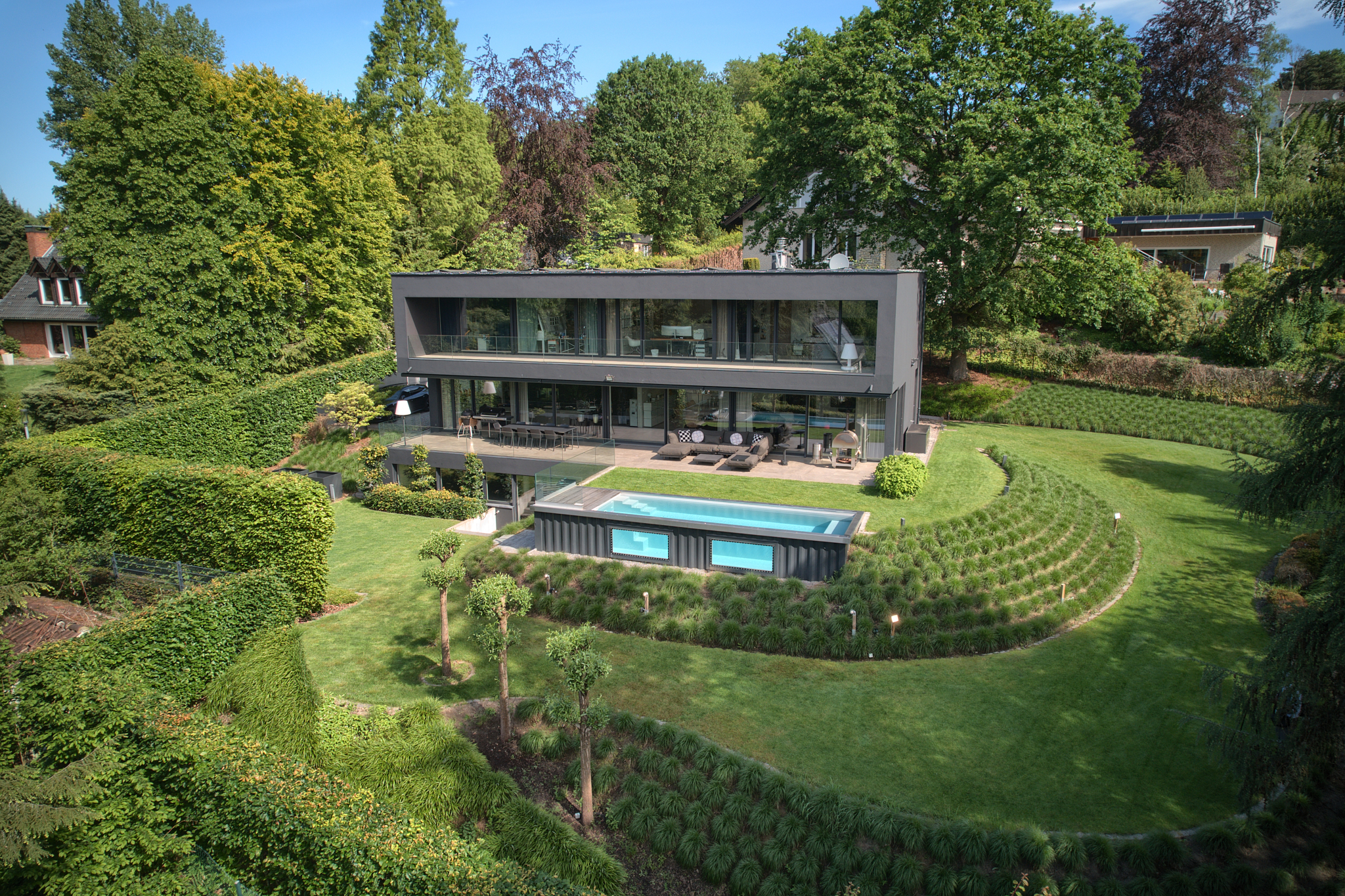 Exklusive Villa im Bauhausstil am Ahlenberg – Wohnen mit maximaler Privatsphäre