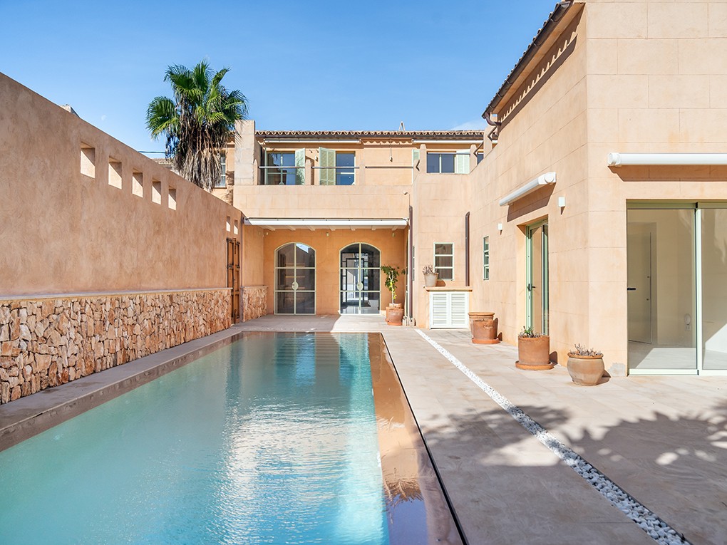 Luxuriöses Dorfhaus mit schönem Garten-und Poolbereich