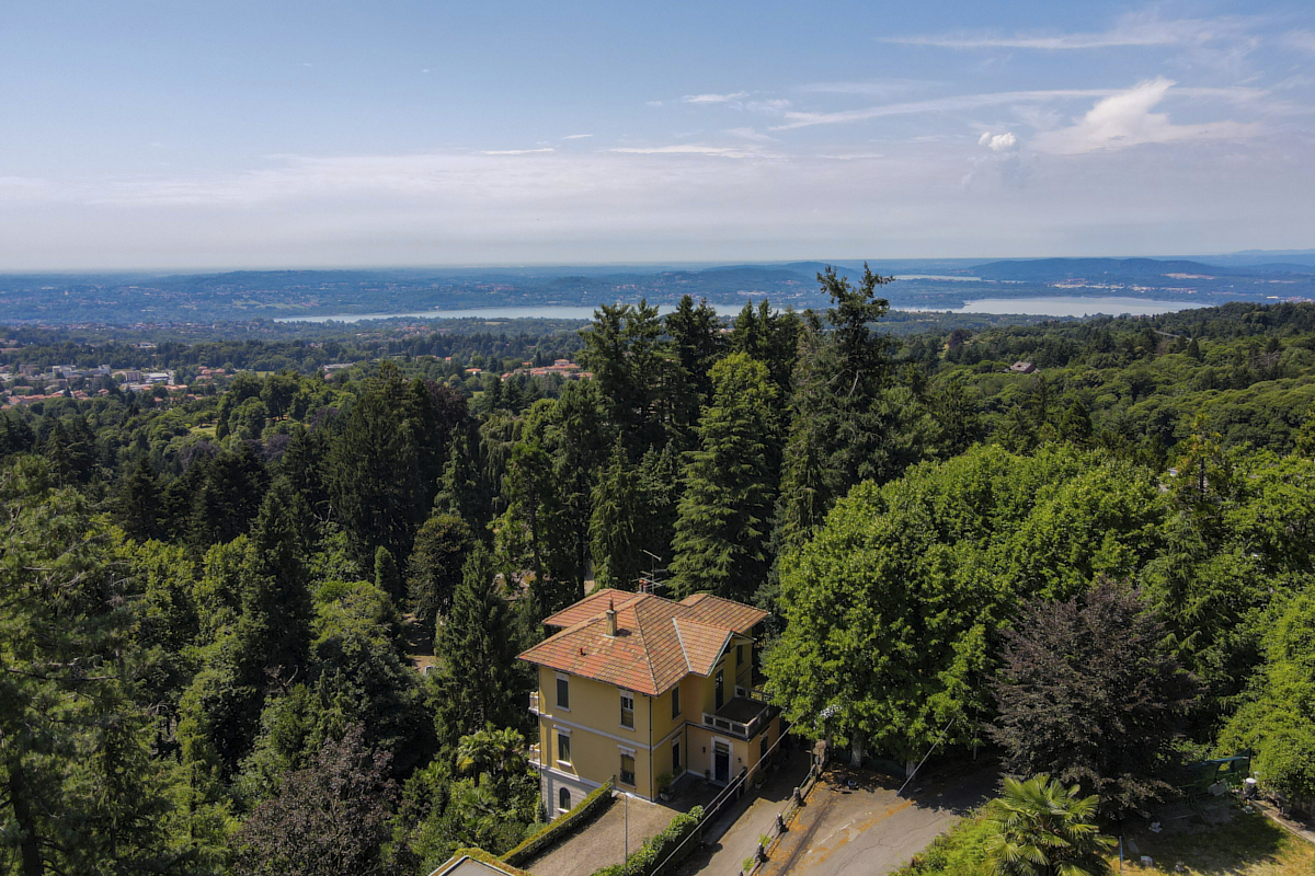 Period villa at the foot of Sacro Monte – exclusive residence surrounded by greenery