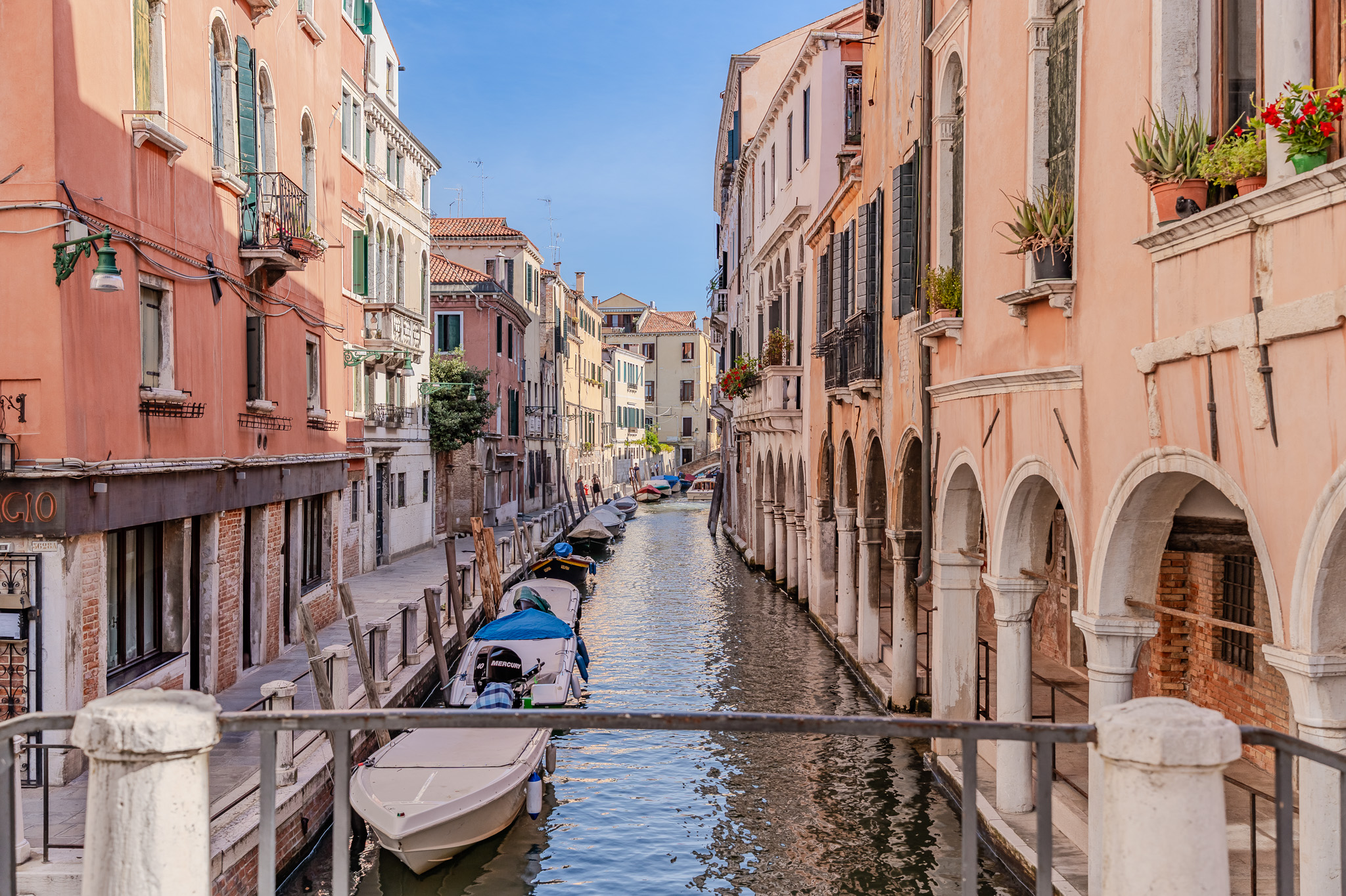Elegant Venetian residence overlooking the canal
