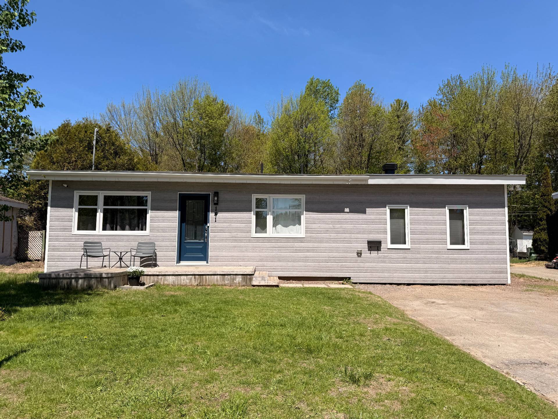 Beautifully renovated split-level home in Lachute, QC.