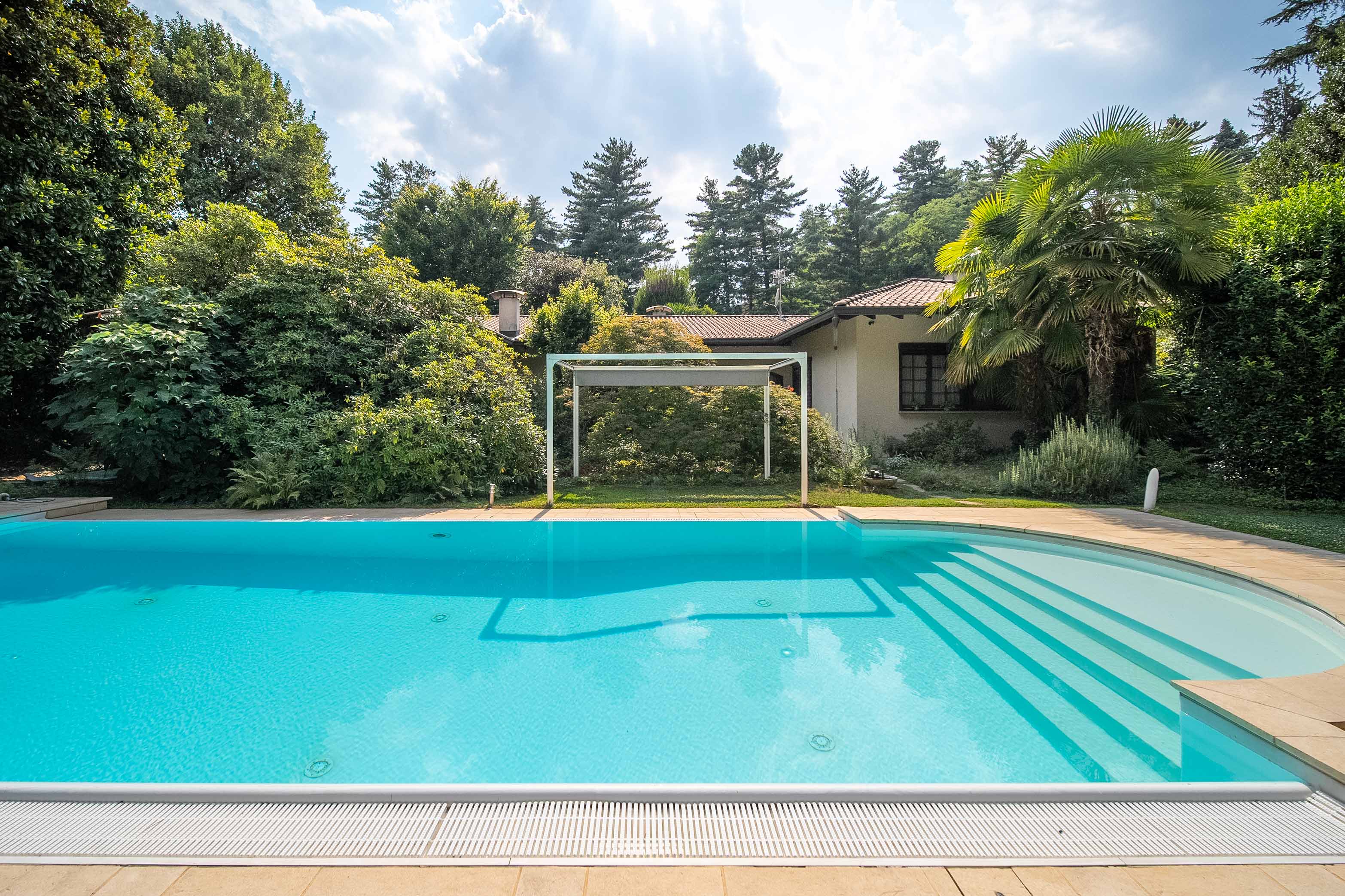 Detached villa with pool in a green setting
