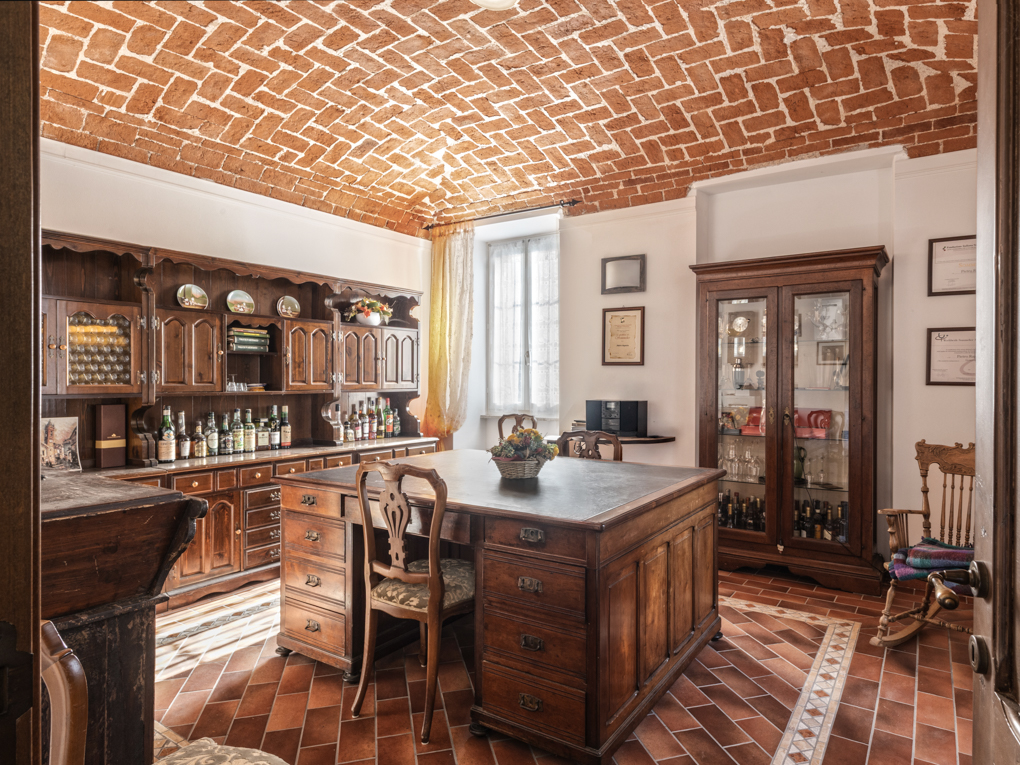 Authentic Piedmontese house with courtyard in town center