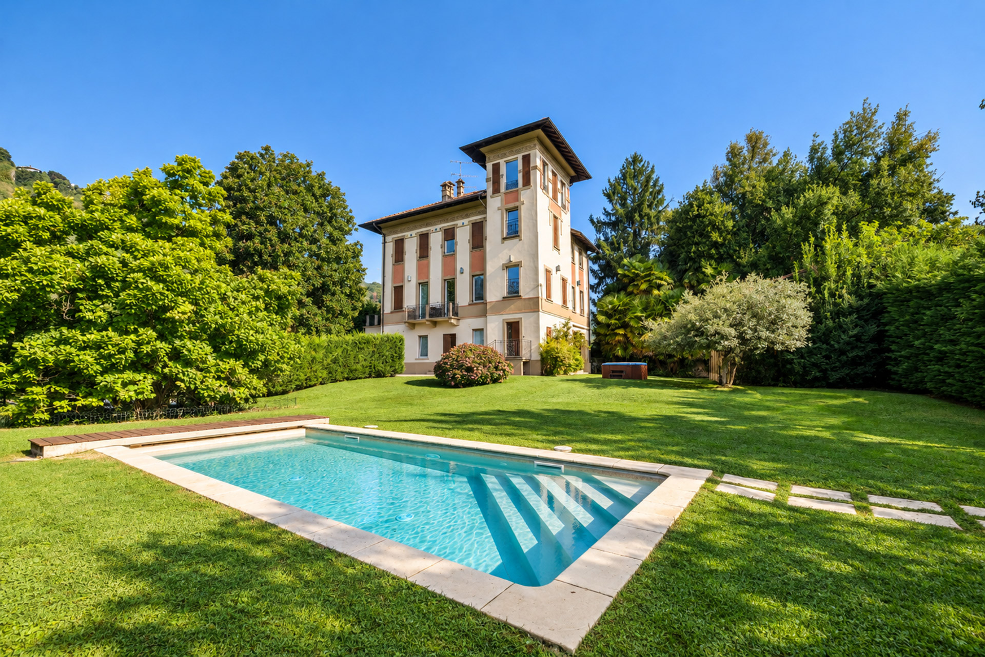 Bedeutende historische Villa mit vollständig renoviertem Pool, nur wenige Schritte vom See entfernt.