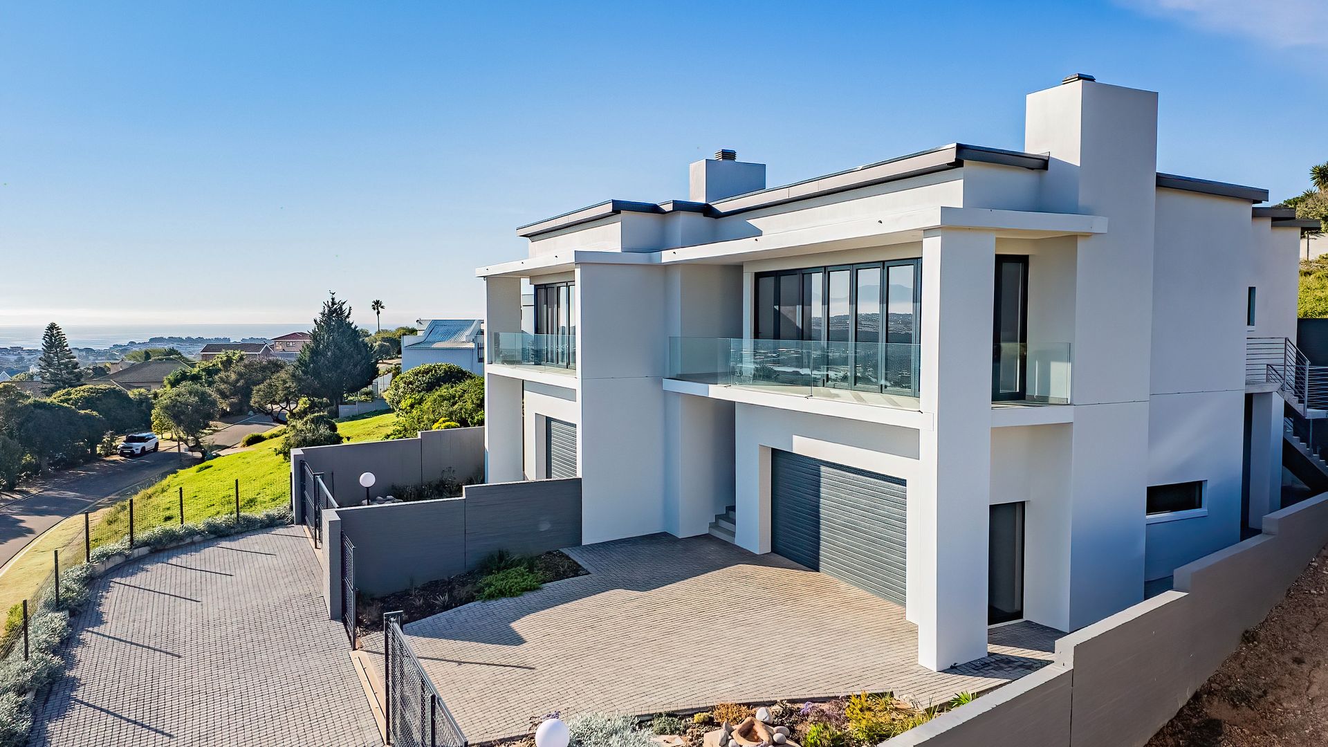 Modern Mountain-View Luxury in Hartenbos