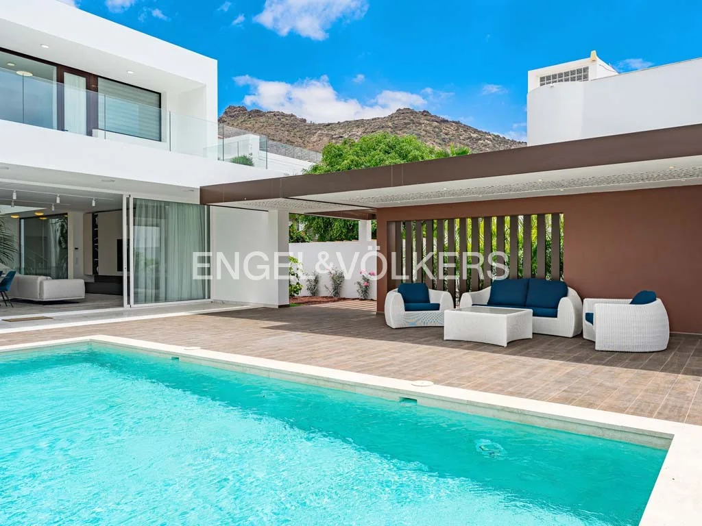 Stunning, brand new modern villa