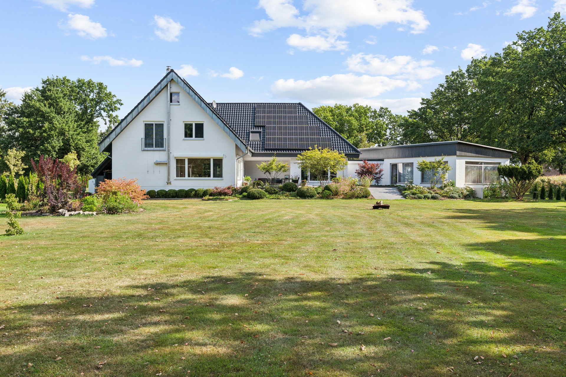 Spacious estate for sophisticated living in a quiet setting