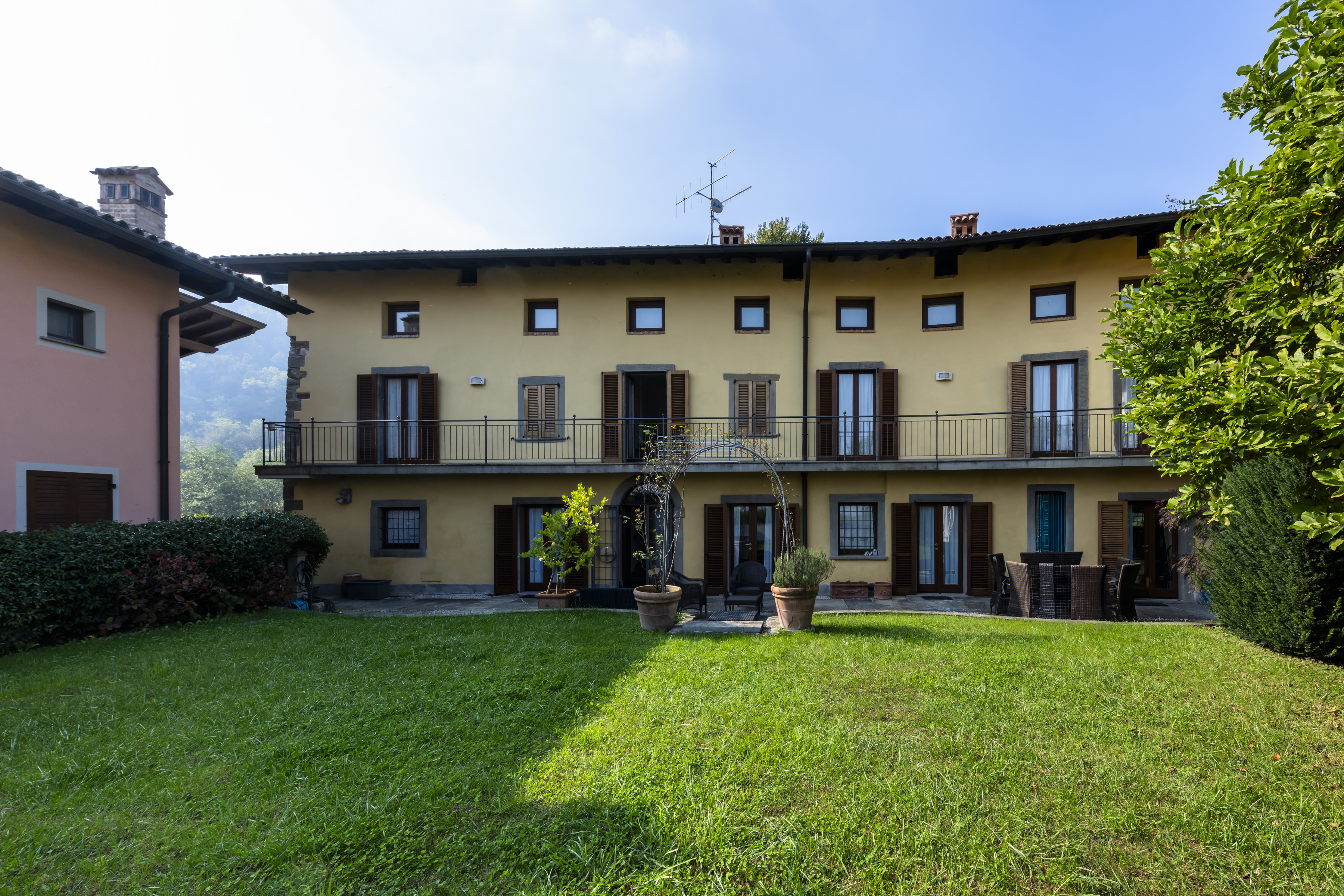 Elegant home with private garden in the Castagneta Hills