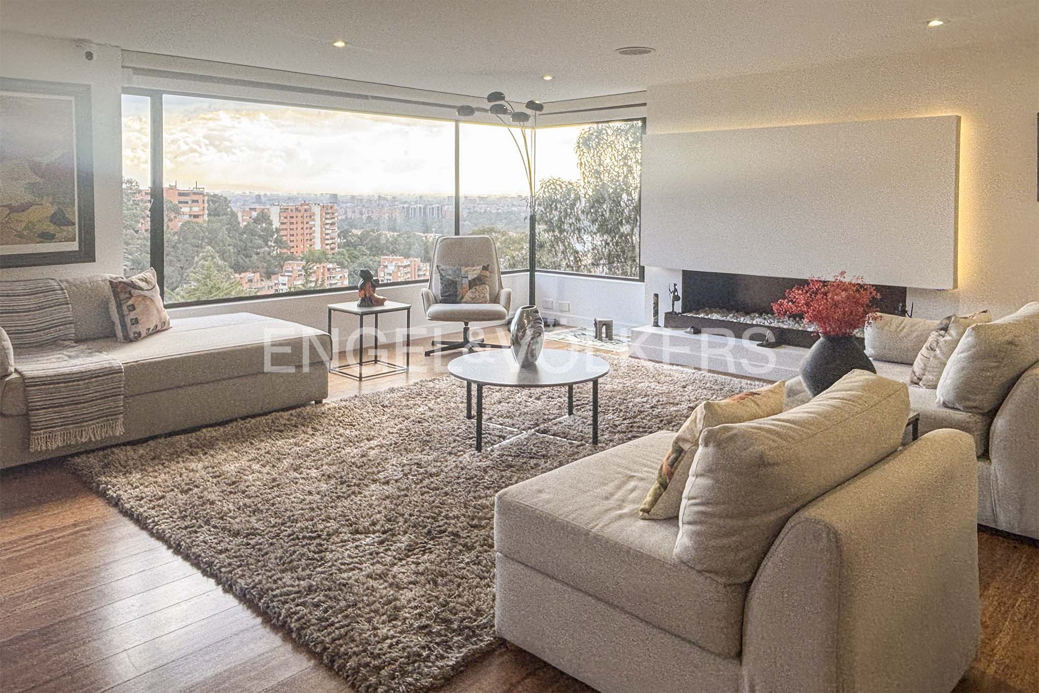 Apartamento remodelado con balcón para arriendo en Sierras del Moral