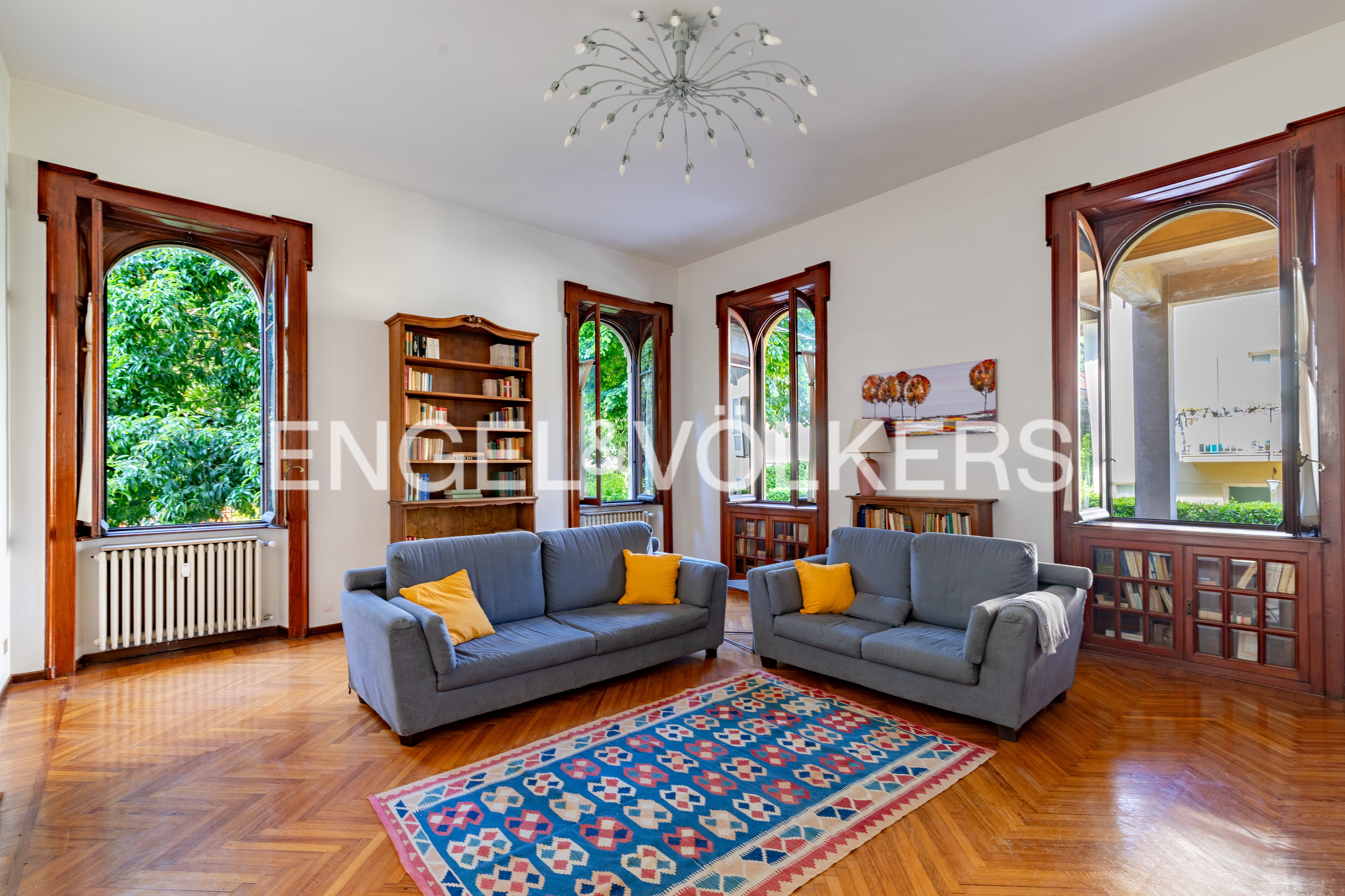 Flat in historic villa in Arona city centre