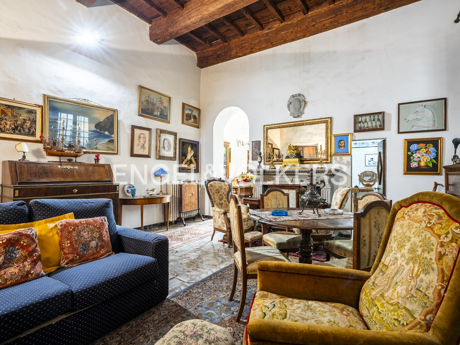 Exclusive residence with large garden and veranda in the heart of Florence