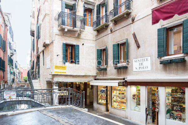 Store in Rialto in a high-traffic location