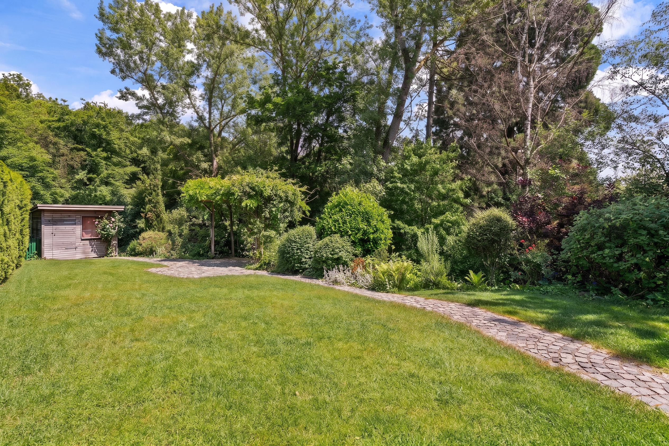 Living in greenery – Charming end-terrace house with large garden and terrace