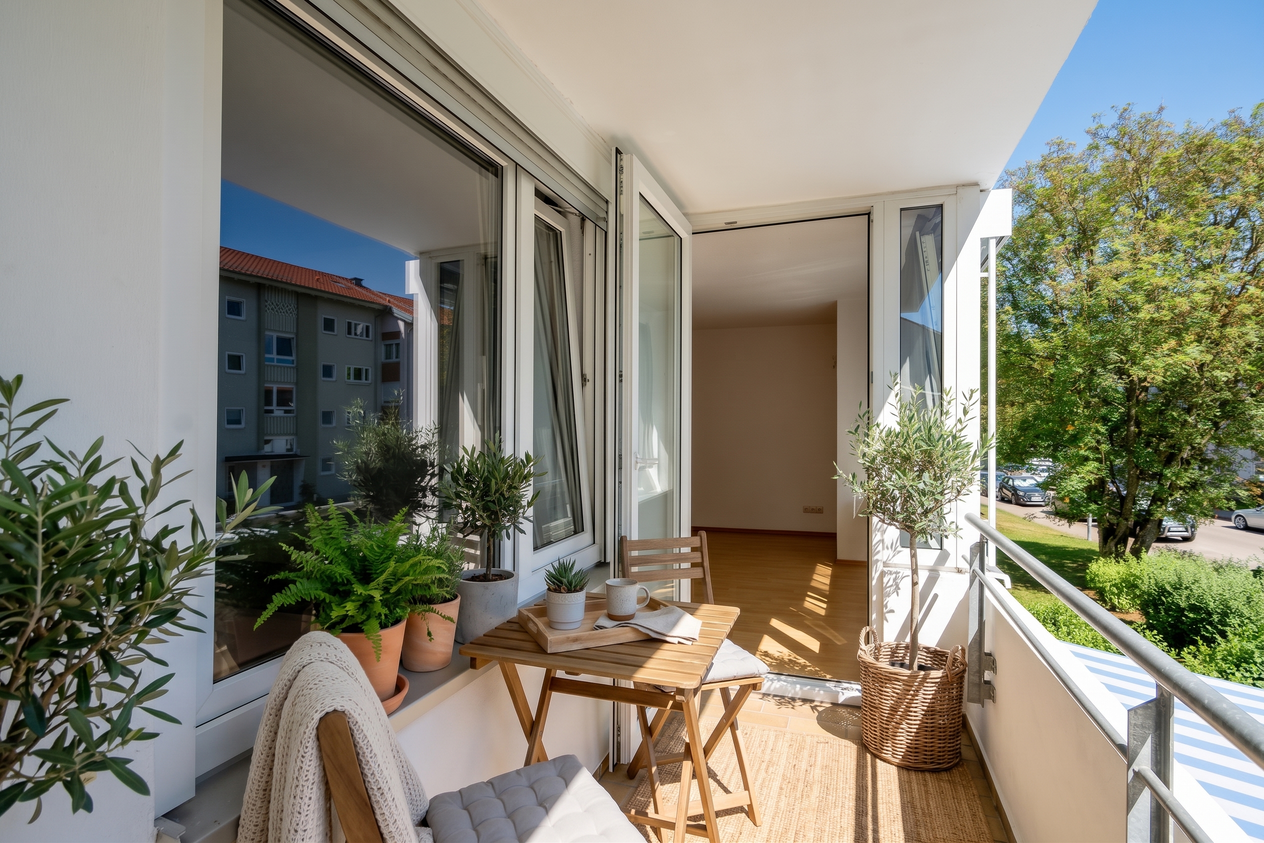 Bezugsfreie 3-Zimmer Wohnung mit Balkon in ruhiger Lage [AI-modified]