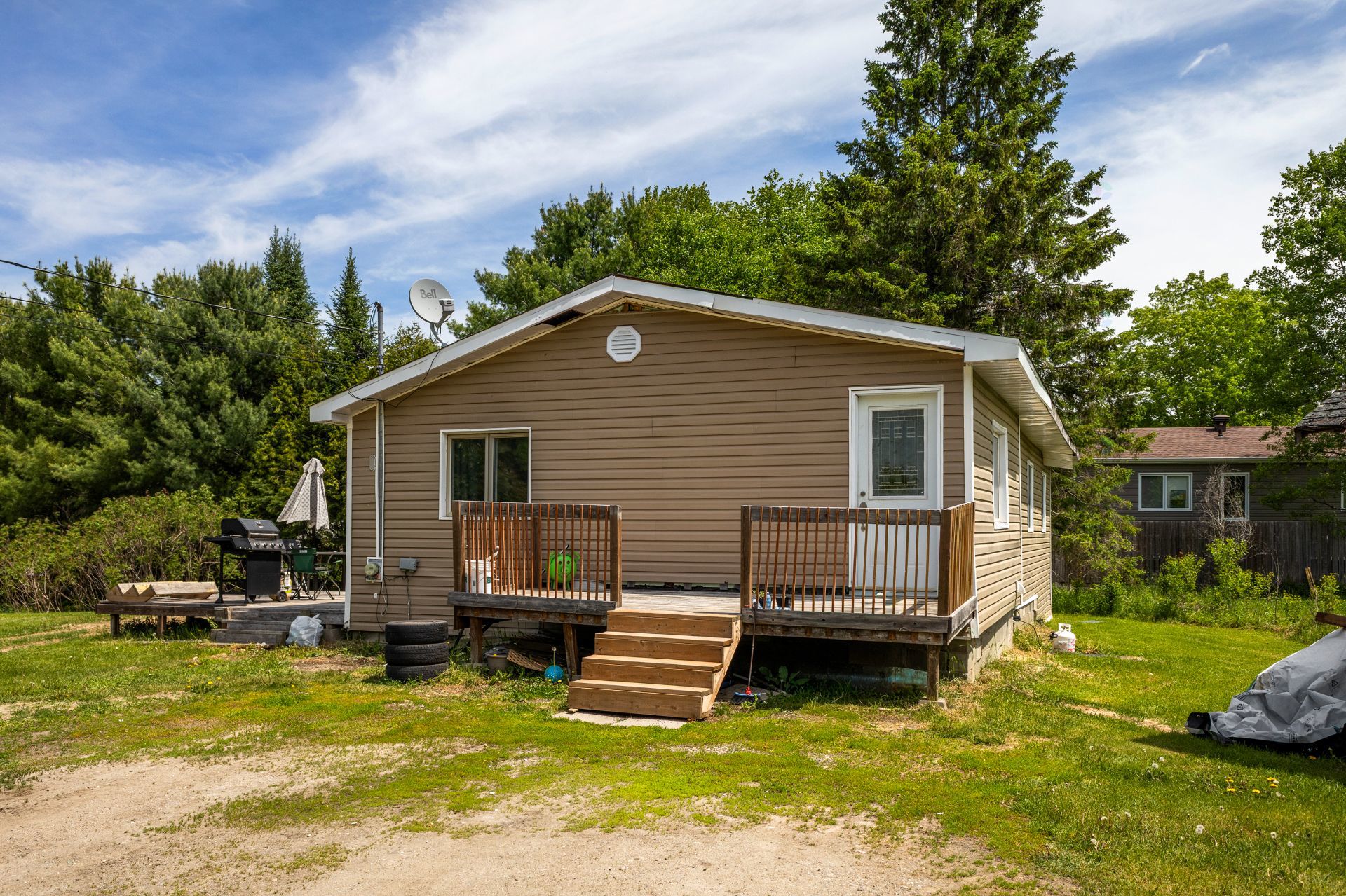 Potential Dream property offering Spacious Living and Lake.