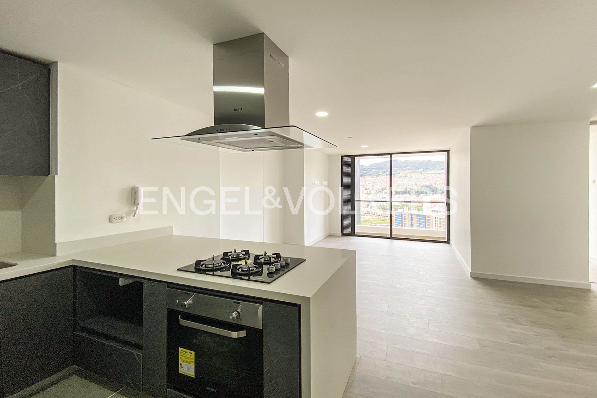 Moderno apartamento a estrenar con balcón para venta en La Alameda