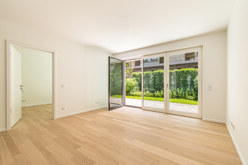 Apartment in courtyard!