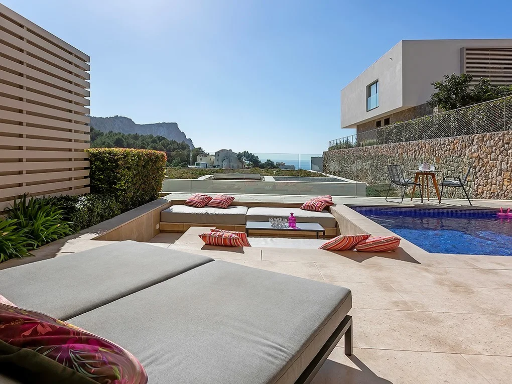 Moderna villa con vistas al mar en lujoso complejo residencial