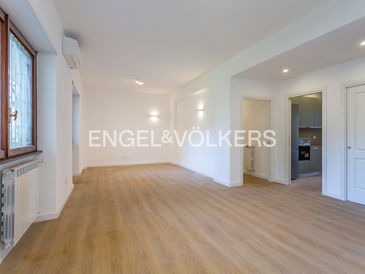Modern four-room apartment on Via dei Lincei