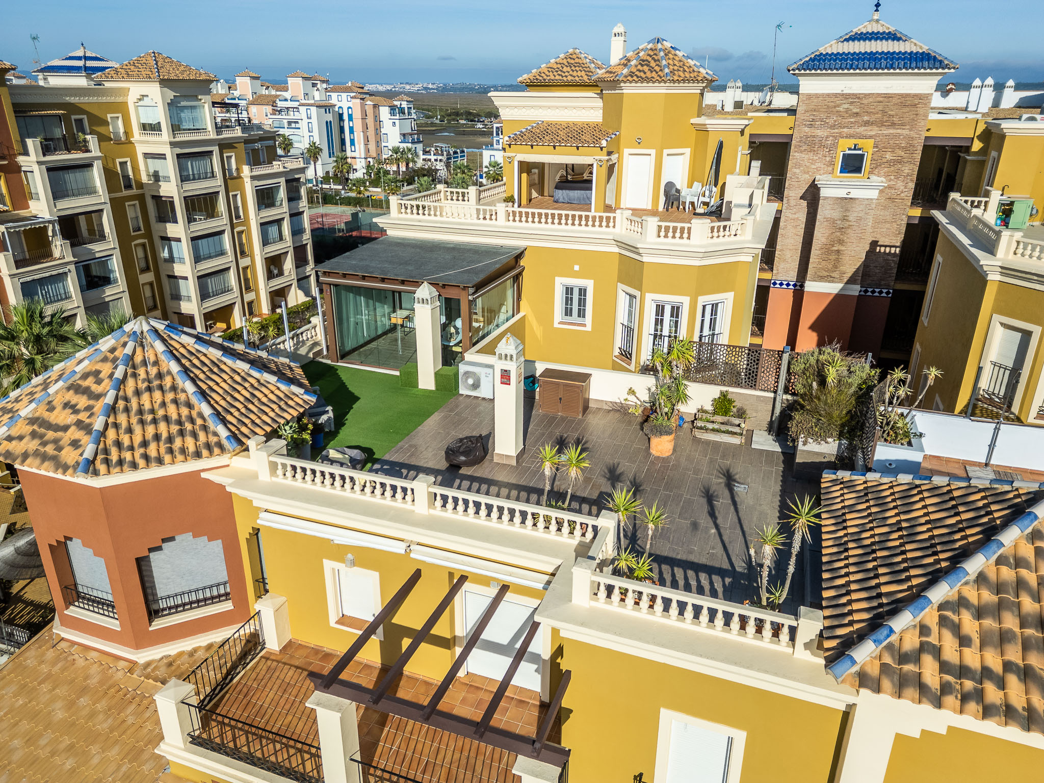 Herrliches Penthouse in Huelva mit Meerblick und großer Terrasse, genießen Sie modernen Luxus in einer Küstenoase der Ruhe und Raffinesse.