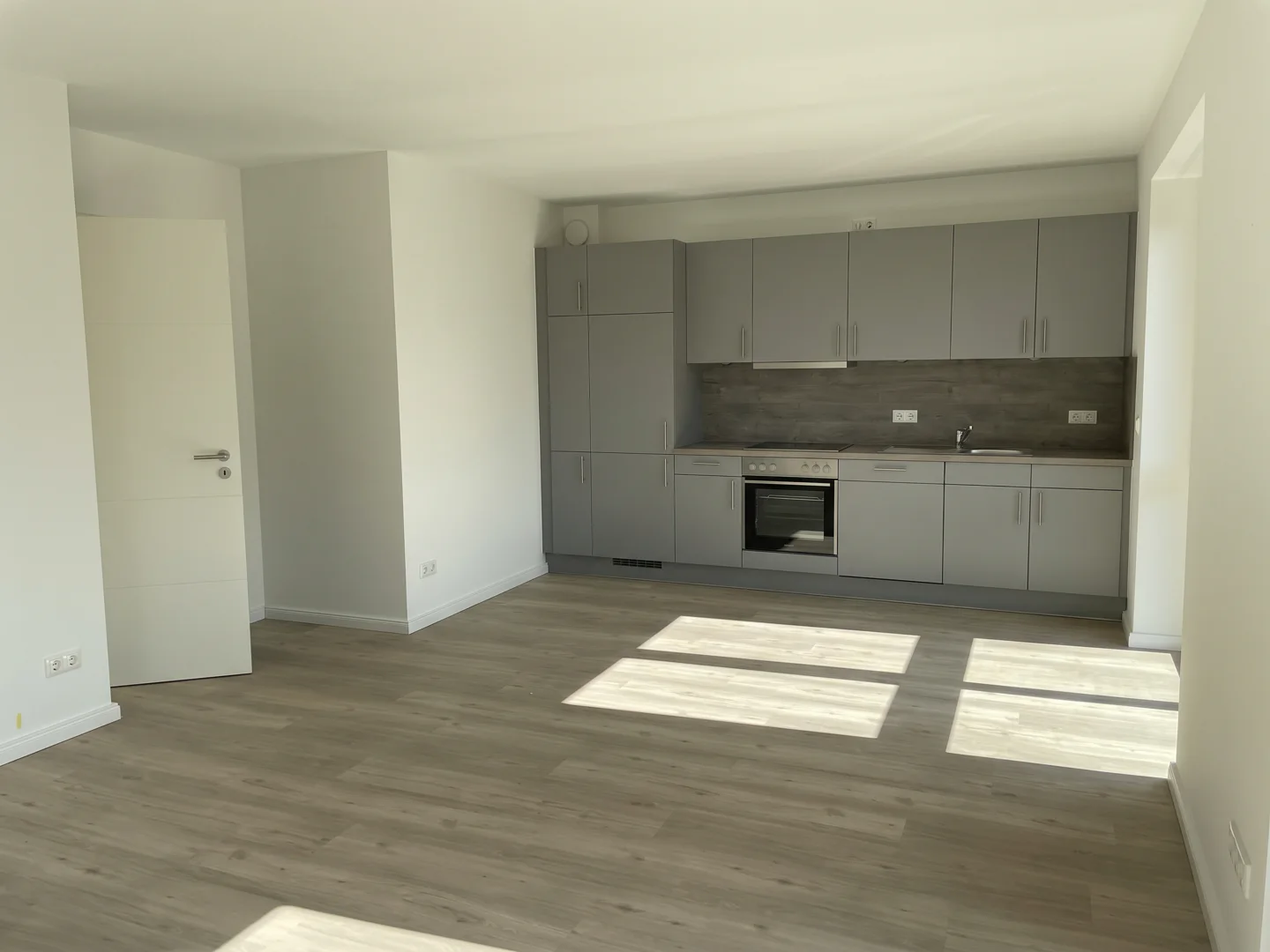 Neubau mit Stil: Moderne 2,5-Zimmer-Wohnung mit Balkon und Einbauküche - Foto 2