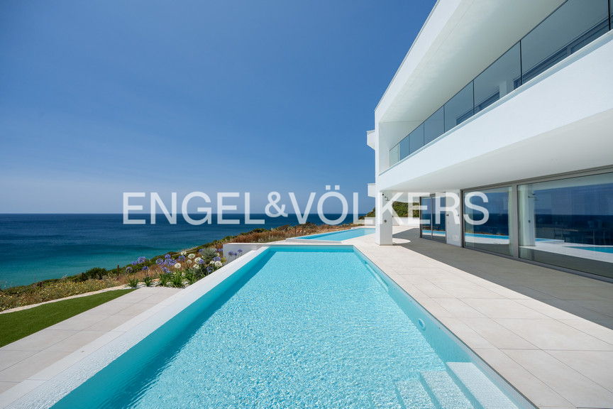 ​Contemporary Villa in Salema – Frontline Ocean Views, Privacy & Turnkey Luxury