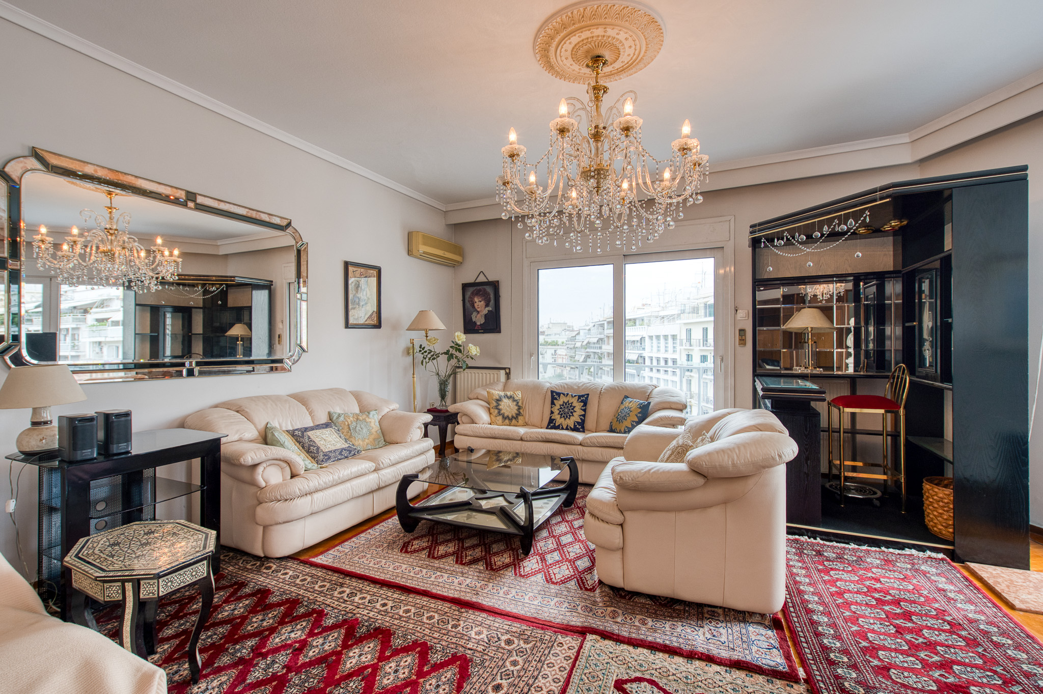 7th-floor corner apartment in a prime location in the city center