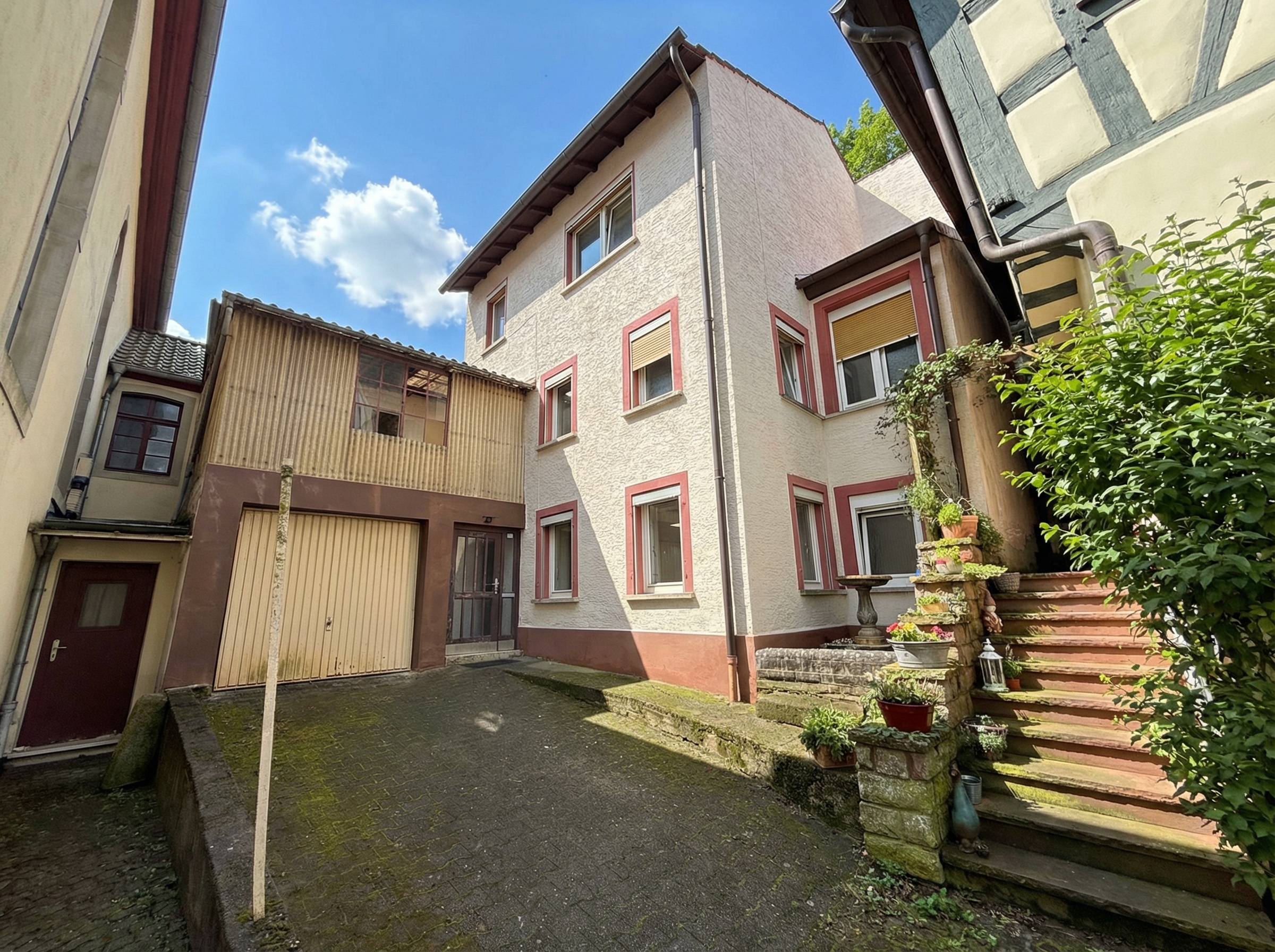 Altbau mit Renovierungsbedarf in zentraler Lage von Wolfstein [AI-modified]